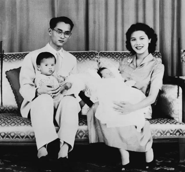 ภาพ รูป ราชินี ในหลวง พระบรมราชชนนีพันปีหลวง สมเด็จพระนางเจ้าสิริกิติ์