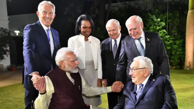 টোনি ব্লেয়ার, কন্ডোলিজা রাইস, জন হাওয়ার্ড, রবার্ট গেটস, মোদী ও কিসিঞ্জার - যখন এক ফ্রেমে