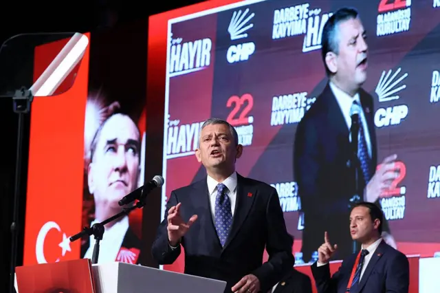 21 Eylül'deki CHP Olağanüstü Kurultayı'nda Özgür Özel kürsüde konuşuyor.