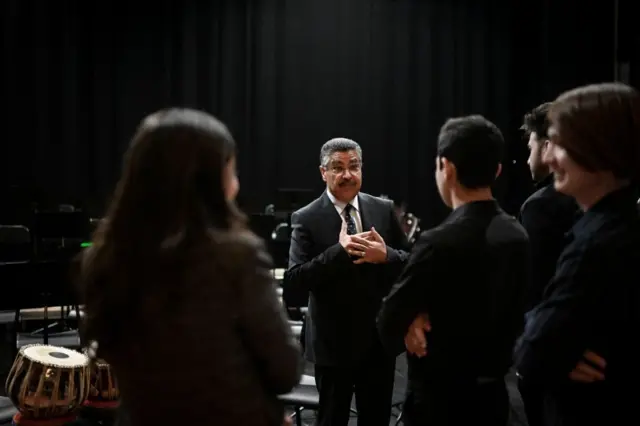 احمد ناصر سرمست رئیس انستیتوت موسیقی افغانستان پیش از یک کنسرت در کنسرواتوار موسیقی براگا، با دانش‌آموزان صحبت می‌کند