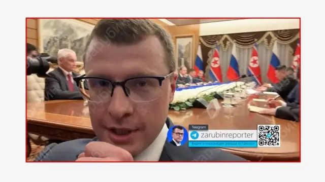 زروبین د استازو د غونډې له ځایه راپور ورکوي. د هغه سر په بشپړه توګه ښکاري. شاته، د روسیې او شمالي کوریا لوړپوړي چارواکي د غونډې له مېز چاپېره ناست دي.