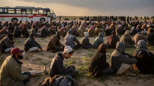বাগুজে লড়াইয়ের পর ধরা পড়া আইএস যোদ্ধাদের একটি দল