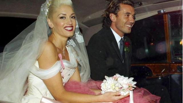 歌手格温·史蒂芬妮在2002年与音乐家加文·罗斯代尔(Gavin Rossdale) 的婚礼上穿着了一件令人耳目一新的白色和粉色相接的婚纱。