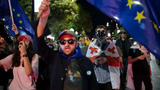 Проевропейские демонстранты с флагами Европы и Грузии проводят очередное шествие в Тбилиси 