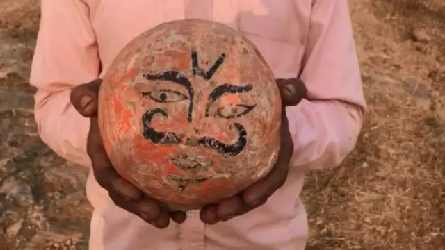 ધાર જિલ્લાના ગ્રામીણ વિસ્તારોમાં ડાયનાસોરના ઈંડાંની શિવલિંગના રૂપમાં પૂજા કરવાની પરંપરા છે.