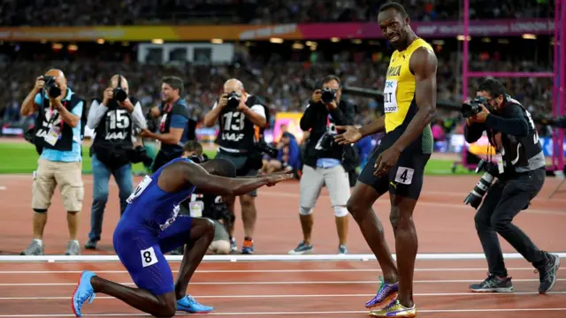 Gatlin Bolt'un önünde eğiliyor