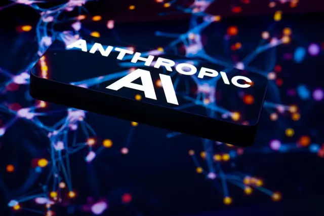 يظهر شعار الذكاء الاصطناعي وكتEبت كلمة AI على هاتف محمول مع خلفية رقمية بصرية منعكسة في هذه الصورة التوضيحية بتاريخ 7 ديسمبر/كانون الثاني 2025.