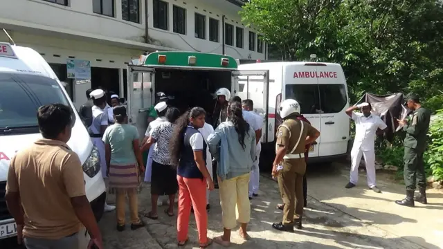 අනතුරින් තුවාල ලැබූ පුද්ගලයින් රෝහල් වෙත් රැගෙන එන අවස්ථාව.