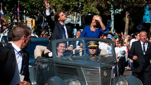 Luis Lacalle en su desfile para la toma de posesión.