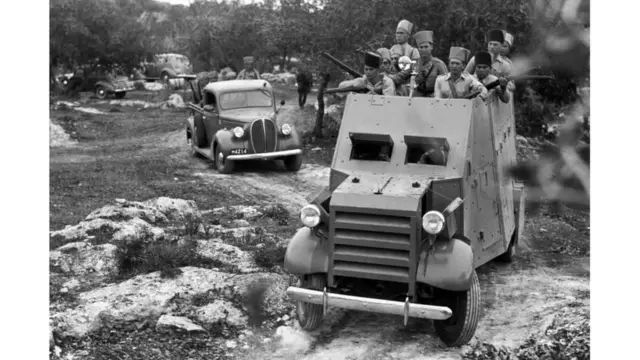 Cette photographie de 1938 montre la police juive quittant une colonie en Palestine.