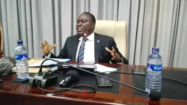 Ambassadeur Francis Mndolwa, uwukuriye umugwi userukiye umuhuza