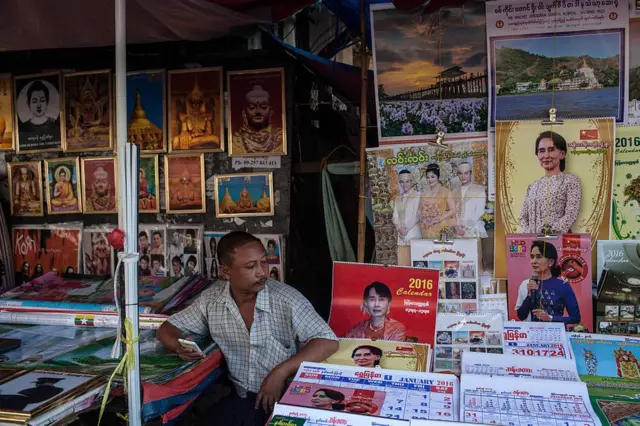 Hombre vende calendarios con la imagen de Aung San Suu Kyi en Rangún, Myanmar, en 2015.