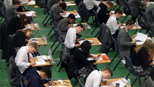 Абітурієнти здають екзамен