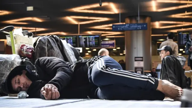 Мигранты в аэропорту