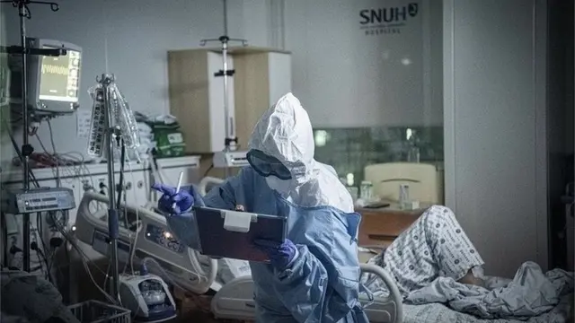 1000명대 확진자가 연일 발생하고 있다. 더운 여름에 전투복 같은 방역복을 매번 갈아입는 일은 고역이다