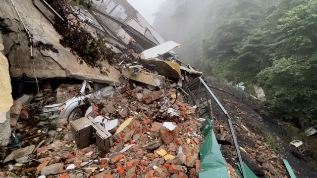 सरकार की रिपोर्ट कहती है कि भूस्खलन और बाढ़ के कारण 348 लोगों की मृत्यु हो गई.