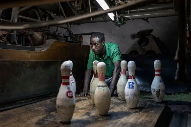 ኣብዚ ብ1955 ኣብ ኣዲስ ኣበባ ዝተጀመረ መጻወቲ ቦውሊን፡ እተን መጻወቲ ብኣእዳዉ እየን ዝዳለዋ...