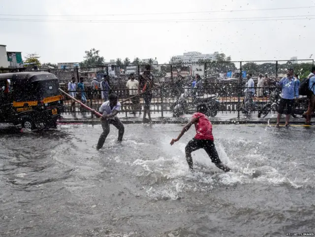 सप्टेंबर 2018 मध्ये मुळा कालव्याची भिंत फुटल्यामुळे रस्त्यावर असा पूर आला होता.