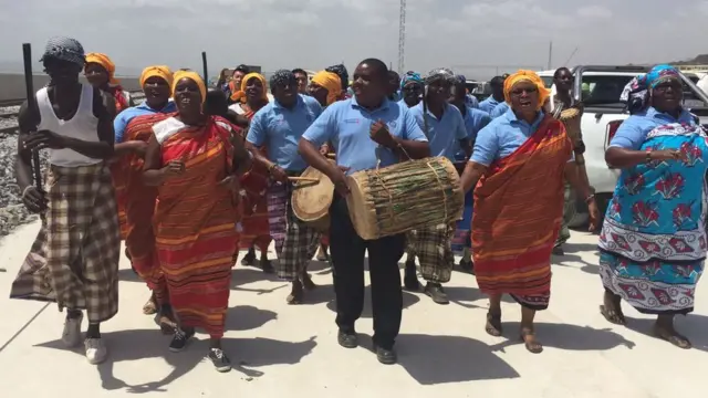 Baadhi ya watumbizaji waliowasili katika bandari ya Mombasa kulaki mabehewa ya treni yaliowasili
