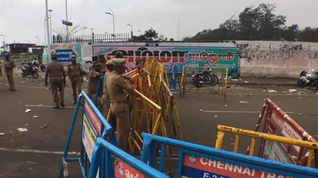 சென்னை மெரீனாவில் ஜல்லிக்கட்டு போராட்டக்காரர்களை கலைத்த போலிசார் (புகைப்படத் தொகுப்பு)