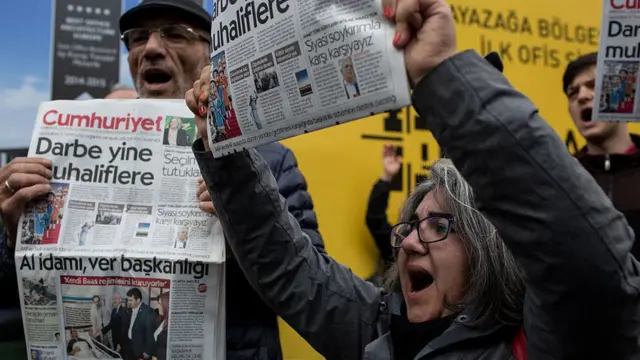 Cumhuriyet gazetesi önünde protestocular