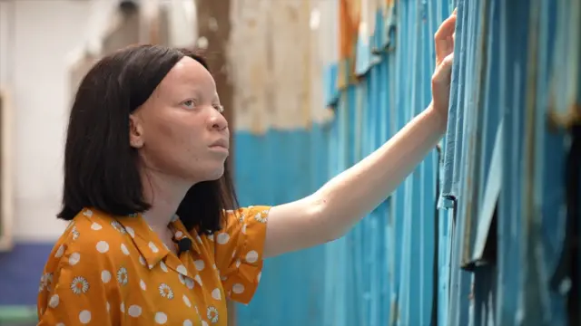 Wura pose for foto for her neighbourhood