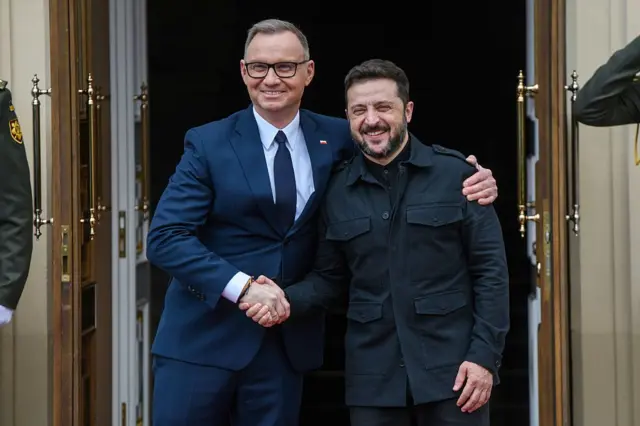 Широко улыбающиеся Дуда и Зеленский жмут друг другу руки, позируя на камеры.