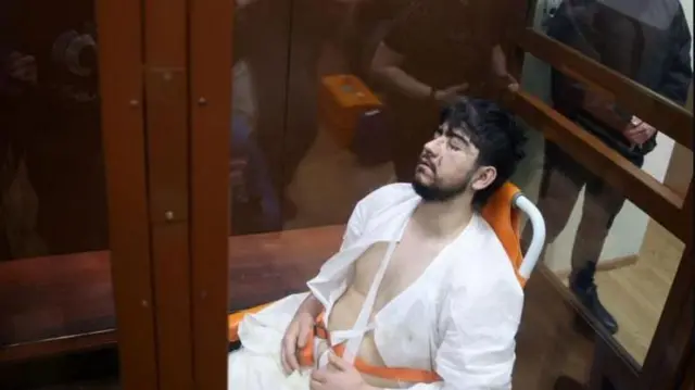 Ninka la sheegay in uu yahay Muhammadsobir Fayzov, oo miiska naafada ku fadhiya