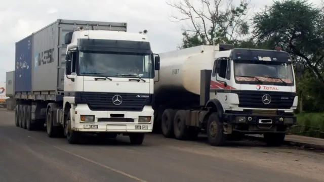 Ibicuruzwa biva ku byambu bya Mombasa na Dar es Salaam bigera mu Rwanda no mu Burundi mu modoka z'ubwikorezi