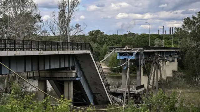 সিভারোডোনেটস্ক ও লিসিচানস্ক শহরের সংযোগকারী সেতুটি রুশ গোলার আঘাতে বিধ্বস্ত।
