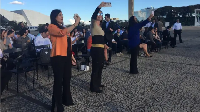 Mulheres fazem selfie durante cerimôniaas melhores dicas de apostas esportivasencerramento do RenovaBR na Praça dos Três Poderes