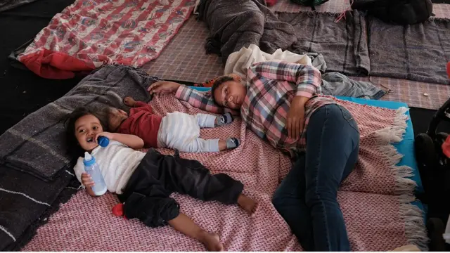 Migrantes en el estadio de México.