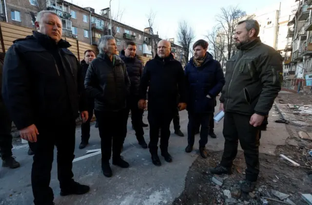 کریم خان در حال بازدید از خسارات یکی از حملات روسیه به اوکراین
