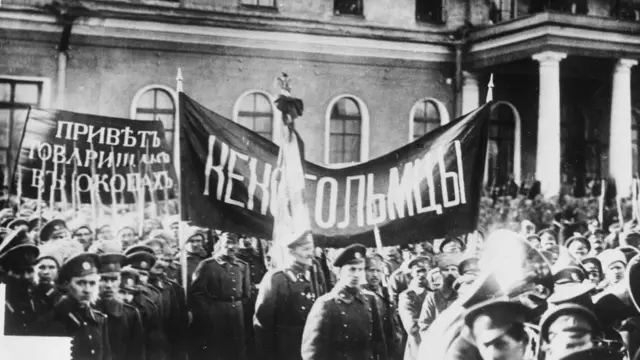 கெக்ஸ்கோல்ம் படையின் வீரர்கள் செயிண்ட் பீட்டர்ஸ்பெர்க் நகரில் பேரணியாகச் செல்லும் காட்சி