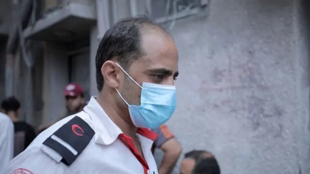 Alla llega al sitio del rescate con un tapabocas