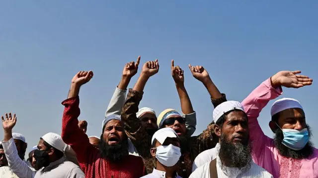 তৌহিদী জনতা নাম দিয়ে দেশে সুফি ও পীরদের স্থাপনায় হামলার বেশ কিছু ঘটনা ঘটেছে সাম্প্রতিক মাসগুলোতে। 