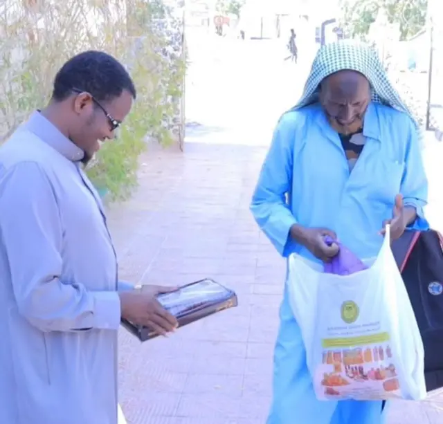 Sheekh Maxamed Xassan Maxmuud iyo mid ka mid ah maacaamiisha Laascaanood.