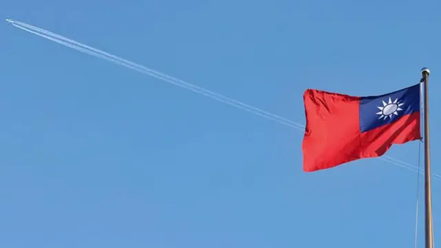 2024年10月15日,在台北中正紀念堂的民主大道上,一架飛機在台灣國旗上方飛行。