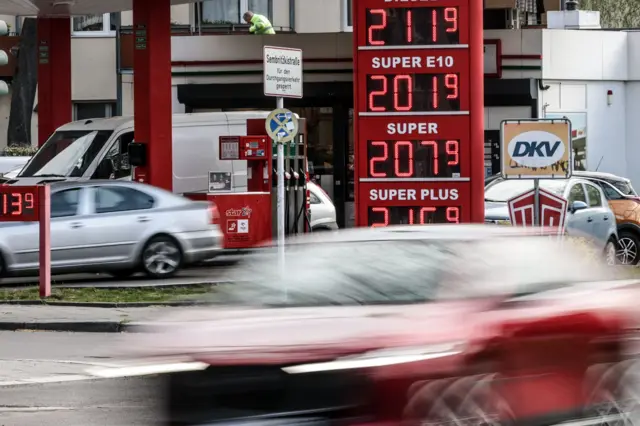 Stacja benzynowa w Berlinie, 16 kwietnia 2026 r. Na tablicach wyświetlone ceny paliw. Zdjęcie: Filip Singer / EPA / Shutterstock.