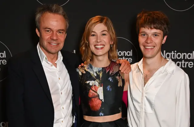 Jamie Glover, Rosamund Pike i Jasper Talbot podczas afterparty po premierowym pokazie sztuki Inter Alia w National Theatre 23 lipca 2025 roku w Londynie.