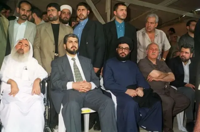 از راست به چپ: رمضان شلح (یکی از بنیانگذاران جنبش جهاد اسلامی)، احمد جبریل (بنیانگذار جبهه خلق برای آزادی فلسطین - فرماندهی کل)، حسن نصرالله (دبیر کل حزبالله لبنان)، خالد مشعل (رهبر حماس بین سالهای ۱۹۹۶ تا ۲۰۱۷) و شیخ احمد یاسین (بنیانگذار اصلی جنبش حماس و رهبر معنوی آن)