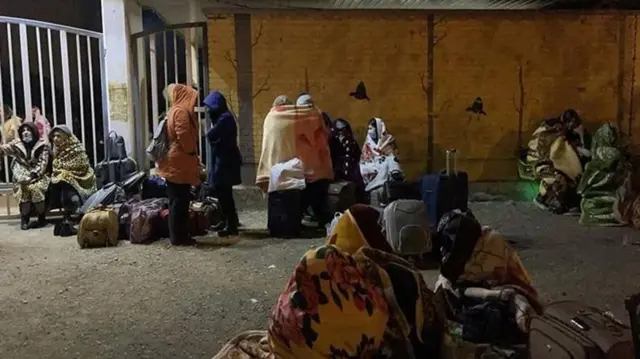 شماری از زلزله‌زدگان در محوطه باز به خود پتو پیچاندند