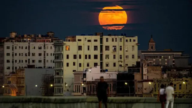 La superluna azul vista sobre el malecón de La Habana, Cuba.