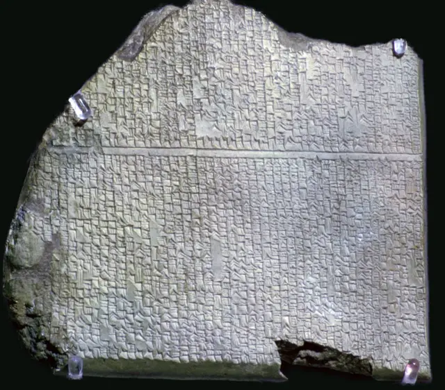 A história foi capturada em páginas de argila úmida, na língua acadiana falada na Mesopotâmia e na escrita cuneiforme, uma das formas mais antigas de expressão escrita
