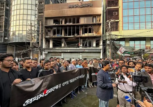 শুক্রবার বিকালে প্রথম আলোর সামনে প্রতিষ্ঠানের কর্মীরা একটি মানববন্ধনে অংশ নেন