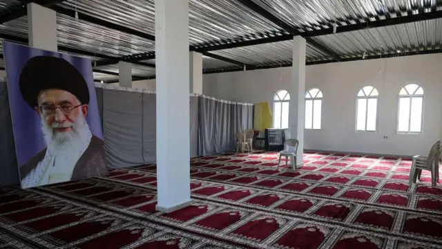 İran'ın Dini Lideri Ayetullah Ali Hamaney'in Suriye sınırına yakın Bekaa Vadisi'ndeki İmam Ali Külliyesi'ndeki bir caminin içindeki portresi, kuzeydoğu Lübnan, 08 Ocak 2026. 