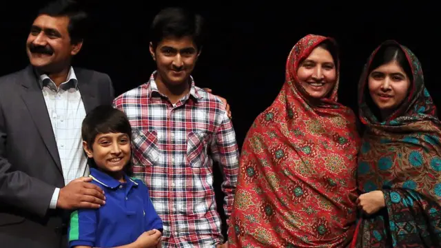 ملالہ کے والدین اور بھائی