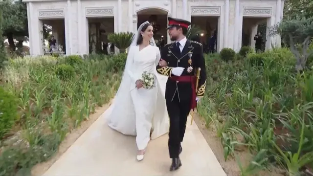 پس از مراسم، عروس و داماد از کاخ بیرون می‌روند