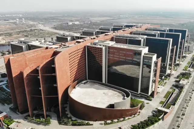 બીબીસી ગુજરાતી સુરત ડાયમંડ બુર્સ હીરાના વેપારી પેન્ટાગોન ઓફિસ