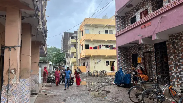 પાલી ગામમાં મોટી સંખ્યામાં ચાલીઓ છે 